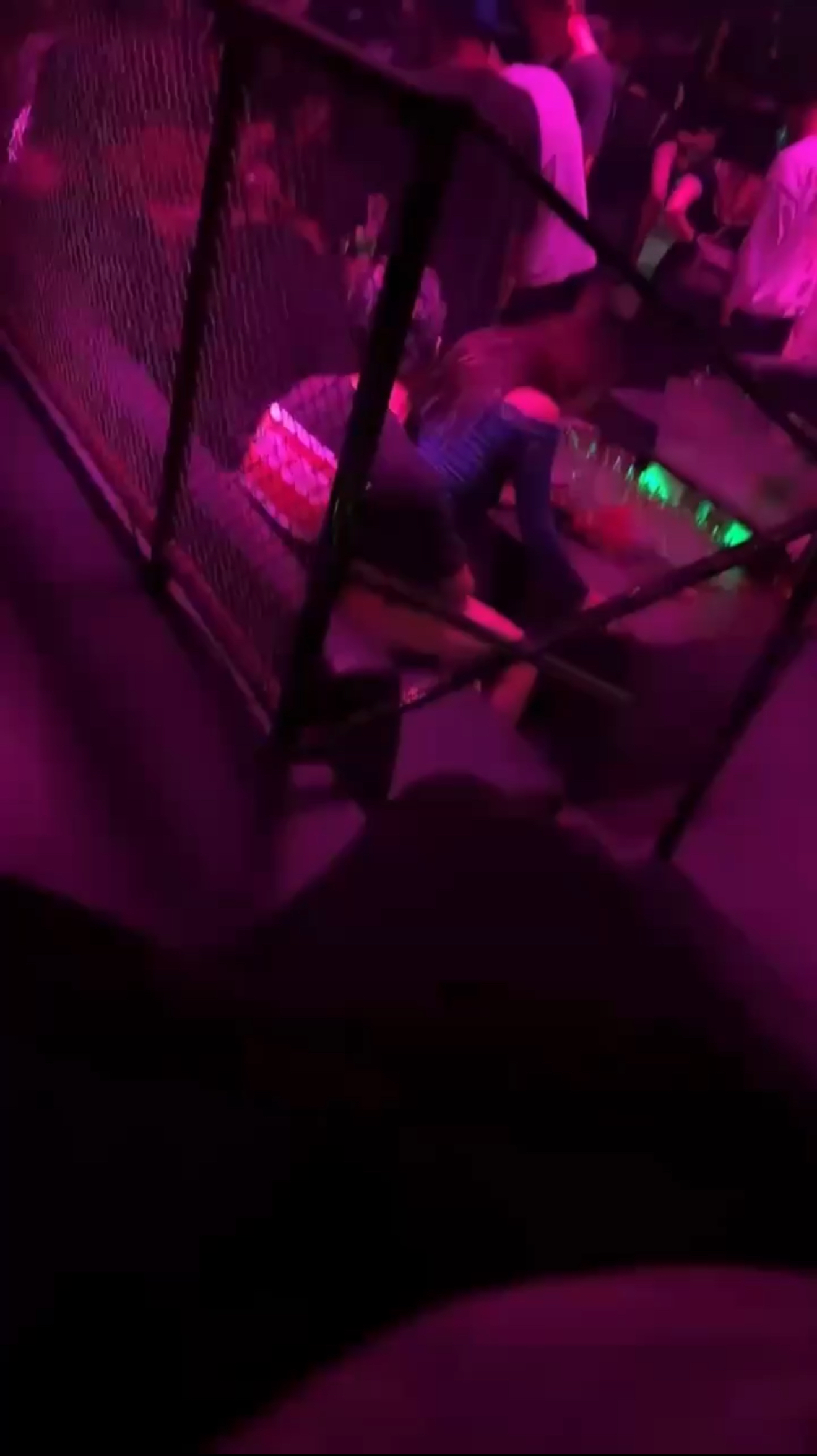 酒吧女孩👀👀-大象吃瓜